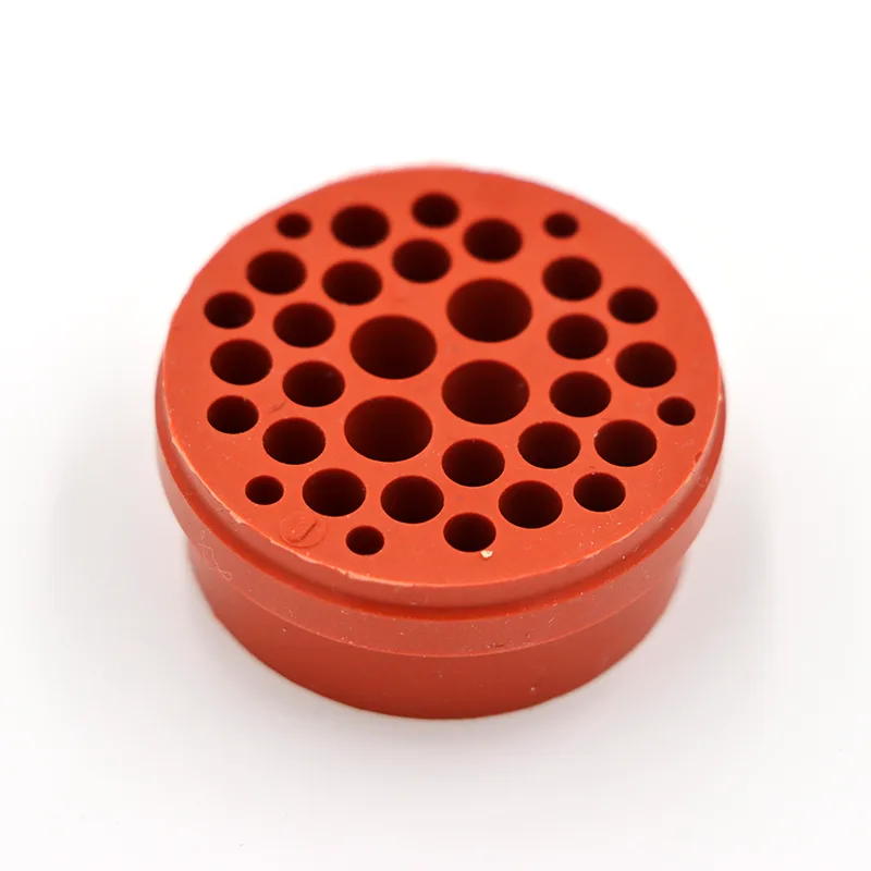 Como uma junta de borracha de silicone para conector automotivo protege sistemas elétricos críticos?