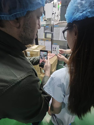 Cliente iraniano visita fábrica de silicone Aobo para auditoria no local e análise aprofundada das capacidades de personalização e fabricação de produtos de silicone